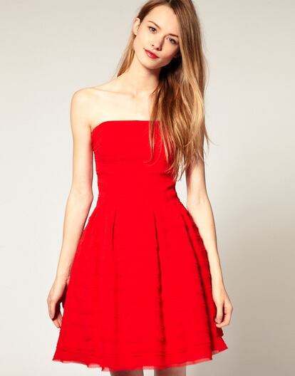 Una opcin que no echa a?os encima es este vestido rojo de Ted Baker. (260 euros).