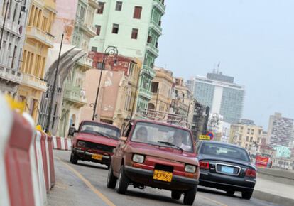 Un automóvil particular de fabricación rusa circula por una calle de La Habana hoy, viernes 1 de julio de 2011
