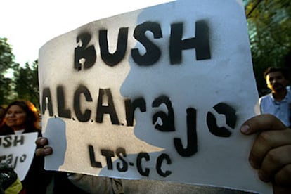 Cientos de manifestantes han protestado en la ciudad mexicana de Monterrey por la presencia del presidente de EE UU, George W. Bush, en la Cumbre de las Américas, mientras daban la bienvenida al brasileño Luiz Inacio Lula da Silva. En la imagen, los manifestantes protestan frente a la embajada estadounidense.