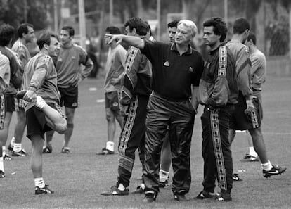 Robson y Mourinho en un entrenamiento del Barça en 1997 con Ferrer, Pizzi, Luis Enrique, Abelardo y Guardiola, entre otros.