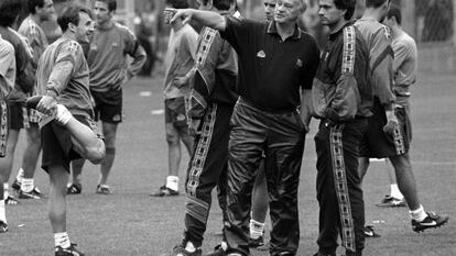 Robson i Mourinho en un entrenament del Barça el 1997 amb Ferrer, Pizzi, Luis Enrique, Abelardo i Guardiola, entre d'altres.