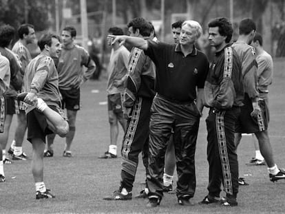 Robson y Mourinho en un entrenamiento del Barça en 1997 con Ferrer, Pizzi, Luis Enrique, Abelardo y Guardiola, entre otros.