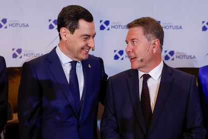El presidente de la Junta de Andalucía, Juanma Moreno Bonilla, y el presidente de Castilla-La Mancha, Emiliano García-Page, en un desayuno informativo en Madrid.