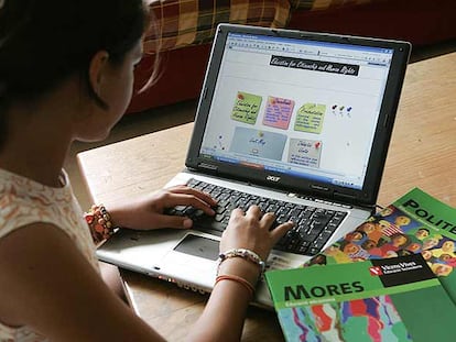 Una alumna se baja materiales de <i>Citizenship</i> colgados en la <i>web </i>de la consejería.