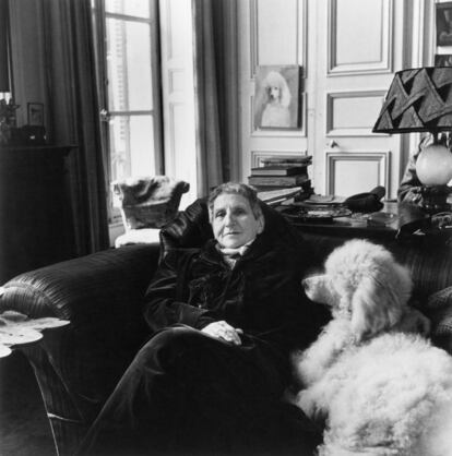 La escritora Gertrude Stein con su perro Basket en su apartamento de París en 1946.