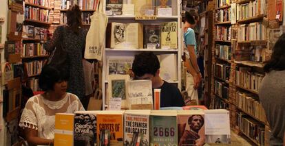 Interior de la librería Desperate Literature.
