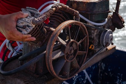 La compresora se compone de un tanque de cerveza donde se almacena aire conectado a través de mangueras de construcción a un compresor de aire propulsado por un motor para que dos buzos puedan trabajar con el mismo oxígeno durante dos o tres horas seguidas sin necesidad de salir a la superficie a respirar.