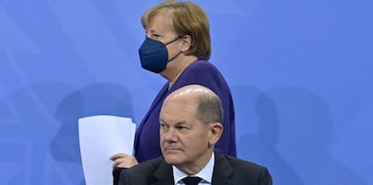 La canciller alemana, Angela Merkel, y el futuro canciller, Olaf Scholz.