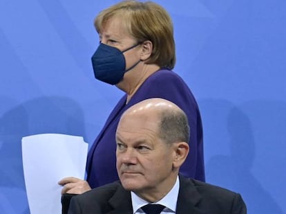 La canciller alemana, Angela Merkel, y el futuro canciller, Olaf Scholz.