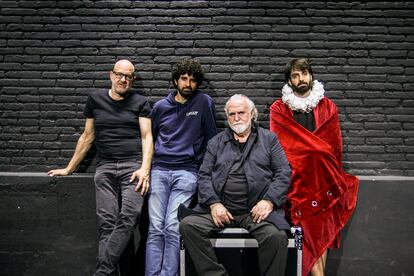 L'equip de l'adaptació de 'L'home de teatre' que dirigeix Àlex Rigola, a una imatge cedida pel Heartbreak Hotel.