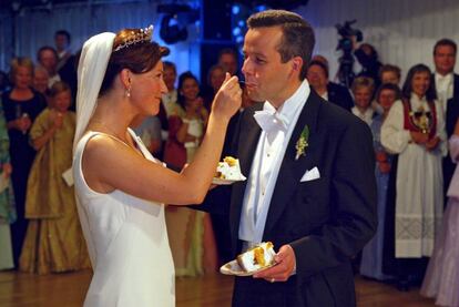 Marta Luisa y Ari Behn comen el primer pedazo del pastel de su tarta nupcial después de su boda, celebrada en Trondheim, Noruega, el 24 de mayo de 2002.