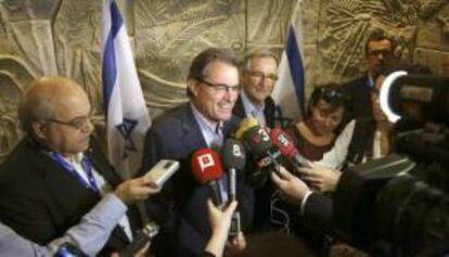 Fotografía facilitada por la Generalitat de Cataluña de su presidente, Artur Mas, haciendo unas declaraciones al inicio de su viaje oficial a Israel, que se alargará hasta el próximo día 13, acompañado del consejero de Economía y Conocimiento, Andreu Mas-Colell (i), y el alcalde de Barcelona, Xavier Trias (3ºi).