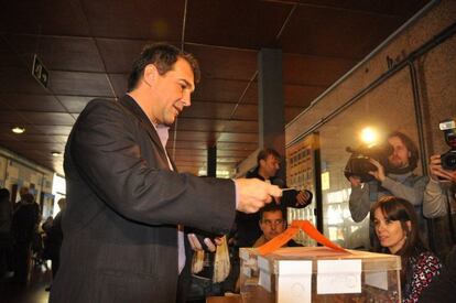 Joan Laporta, líder de Solidaritat Catalana, ha votado en la Facultad de Derecho de la Universidad de Barcelona. Ha sido el primero de los candidatos en hacerlo.