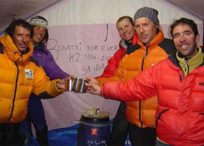 Manel de la Matta (drcha.), junto a sus compañeros de expedición antes del ataque a la cumbre.