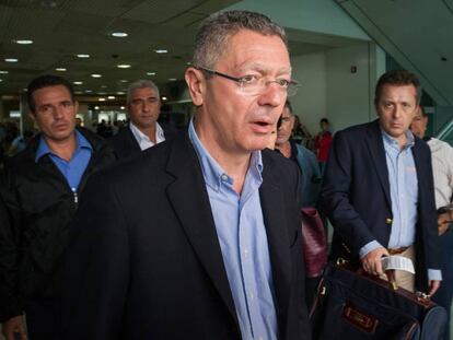 Alberto Ruiz-Gallardón em sua chegada ao Aeroporto de Caracas.