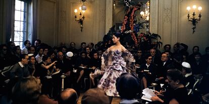 Desfile de Christian Dior en julio de 1953, en París.