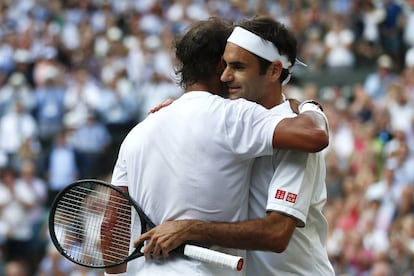 Rafa Nadal y Roger Fererer se han abrazado más veces que tú a tu abuela.