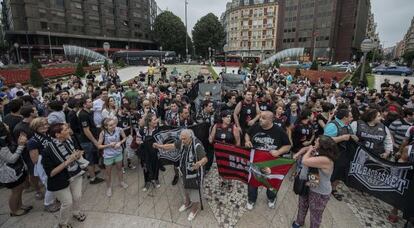 Aficionados del Bilbao Basket en una manifestaci&oacute;n en protesta por la decisi&oacute;n de la ACB de no inscribirles.  