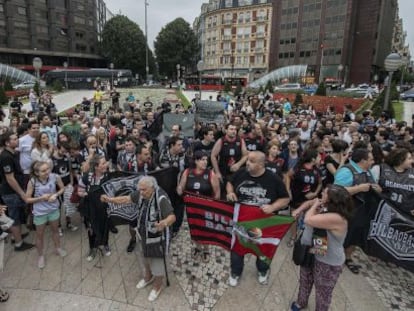 Aficionados del Bilbao Basket en una manifestaci&oacute;n en protesta por la decisi&oacute;n de la ACB de no inscribirles.  