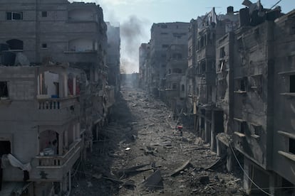 Escombros de los edificios alcanzados por un ataque aéreo israelí, en Yabalia, en la Franja de Gaza, este miércoles.