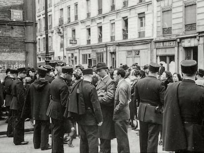 La policía francesa durante la Razia de la tarjeta verde, que tuvo lugar en París el 14 de julio de 1941, en una imagen descubierta por el Memorial de la Shoah de París.