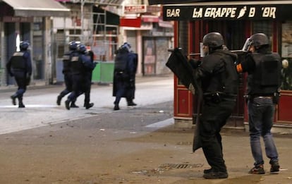 La policia durant l'operació en un carrer de Saint-Denis.