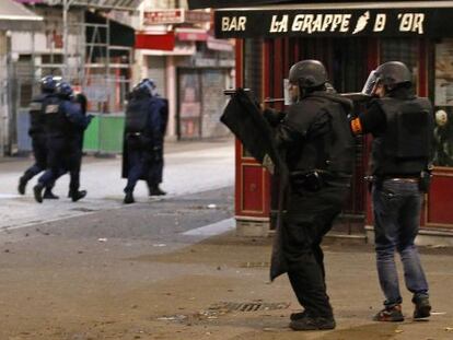 La policia durant l'operació en un carrer de Saint-Denis.