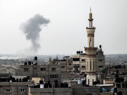Una columna de humo se levanta cerca de la frontera con Gaza tras el inicio de la &quot;Opersci&oacute;n Sina&iacute; 2018&quot;