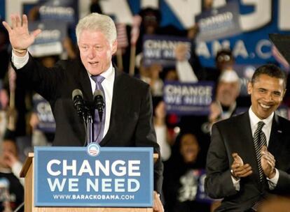 El candidato por el Partido Demócrata a la presidencia de EE UU y senador por el estado de Illinois, Barack Obama escucha al ex presidente Bill Clinton en Florida.