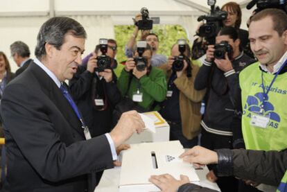Álvarez-Cascos, durante una votación en el primer Congreso de Foro Asturias Ciudadanos.