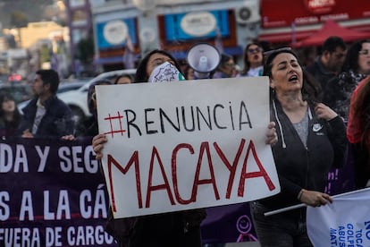 Mujeres se manifiestan a las afueras del Congreso Nacional para pedir la renuncia del senador conservador Javier Macaya, en Valparaíso, Chile.