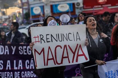 Mujeres se manifiestan a las afueras del Congreso Nacional para pedir la renuncia del senador conservador Javier Macaya, en Valparaíso, Chile.