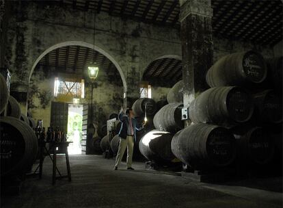 Iván Llanza venencia un vino de Osborne en la bodega de Mora, de El Puerto de Santa María (Cádiz).