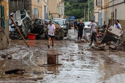 Vecinos de la localidad de Sant Llorenç des Cardassar (Mallorca), limpian el lodo de sus muebles y enseres, tras las inundaciones y el desbordamiento de torrentes.