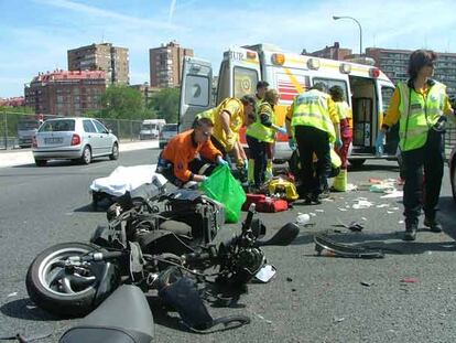 Personal del Samur atiende a un motorista que resultó herido en Madrid tras sufrir un accidente en mayo de 2005.