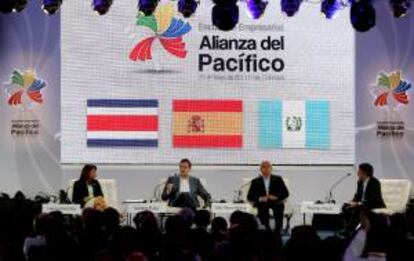 La presidenta de Costa Rica, Laura Chinchilla (i), el presidente del Gobierno España, Mariano Rajoy (2-i) y el presidente de Guatemala, Otto Pérez (2-d), participan en un conversatorio sobre economía en el Encuentro Empresarial, durante la VII Cumbre Alianza del Pacífico que se realiza en Cali (Colombia).