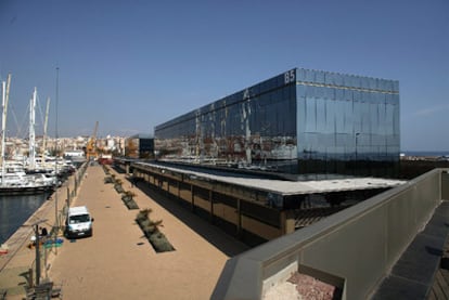 Dos de los edificios que el TSJC exige derribar en el puerto  de Tarragona.