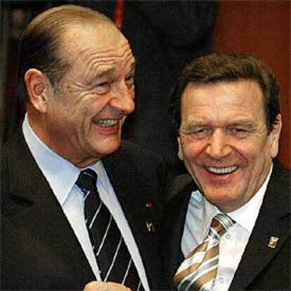 Jacques Chirac, a la izquierda, y Gerhard Schröder sonríen en Bruselas.