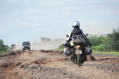 Recorriendo la 'Moyale Highway' en dirección a Turbi (Kenia), símbolo de la dureza del viaje transafricano