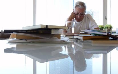 Vargas Llosa, en su casa de Nueva York, unos días después de conocer que había ganado el Nobel.