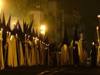 Las cofradías, obligadas a no procesionar de noche, interpretaron a su manera el término “alba” descubriendo un amanecer distinto para Sevilla