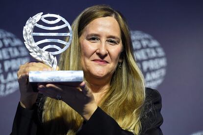 Luz Gabás muestra el Premio Planeta 2022.