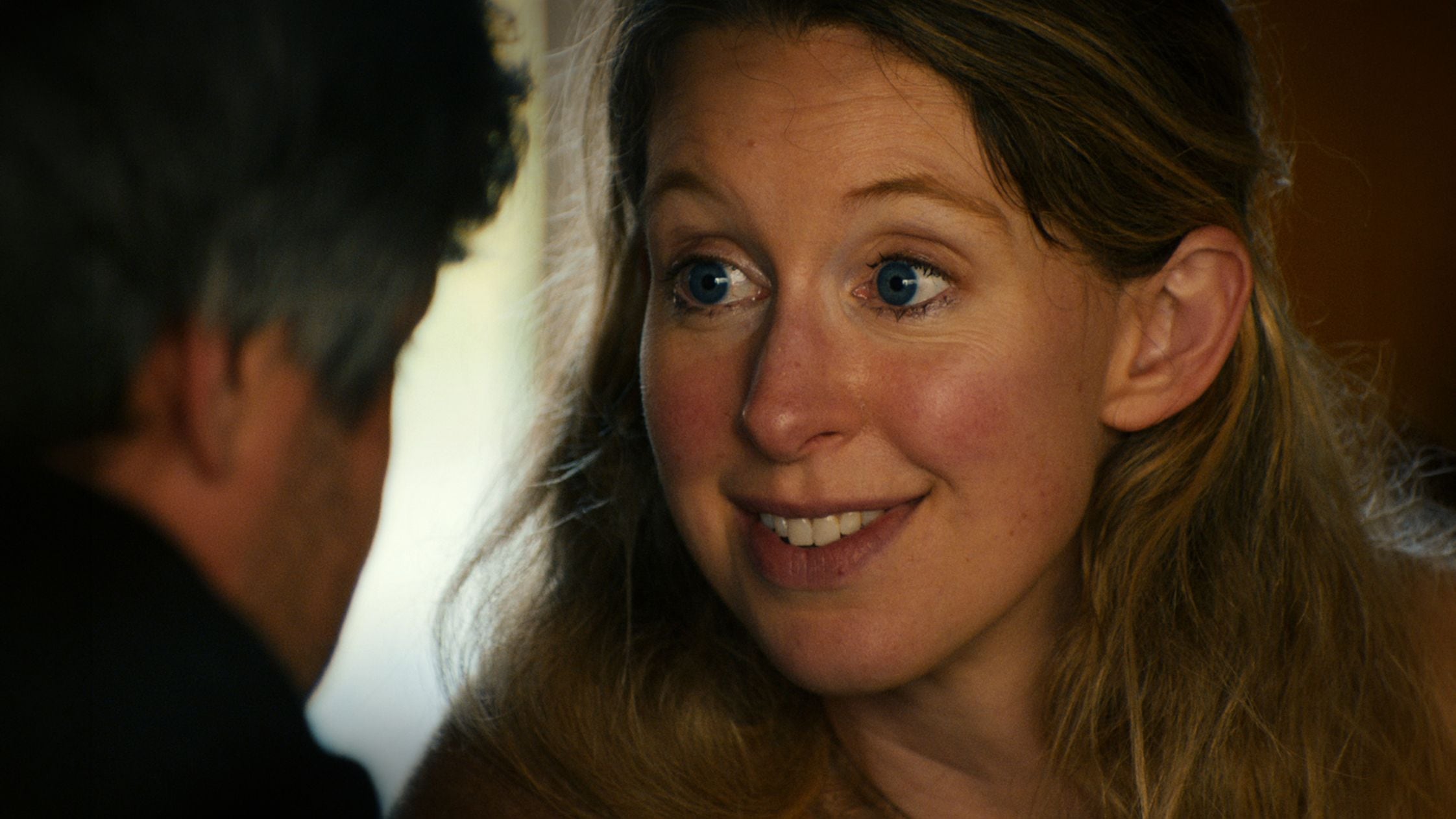 Por qué ‘You can see everything’, el documental sobre Elizabeth Holmes, copa conversaciones, redes, disfraces de Halloween y hasta huele a Oscar