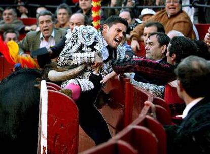 Cogida sin consecuencias del banderillero José Casanova en el cuarto toro.