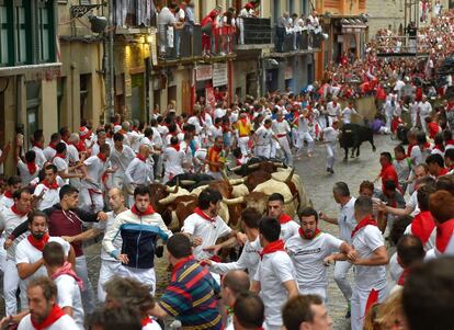 Los toros de la ganaderia salmantina de Puerto de San Lorenzo han protagonizado el primer encierro de estos Sanfermines 2018.