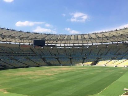 O abandonado Maracanã, enfim, volta a receber um jogo de futebol.