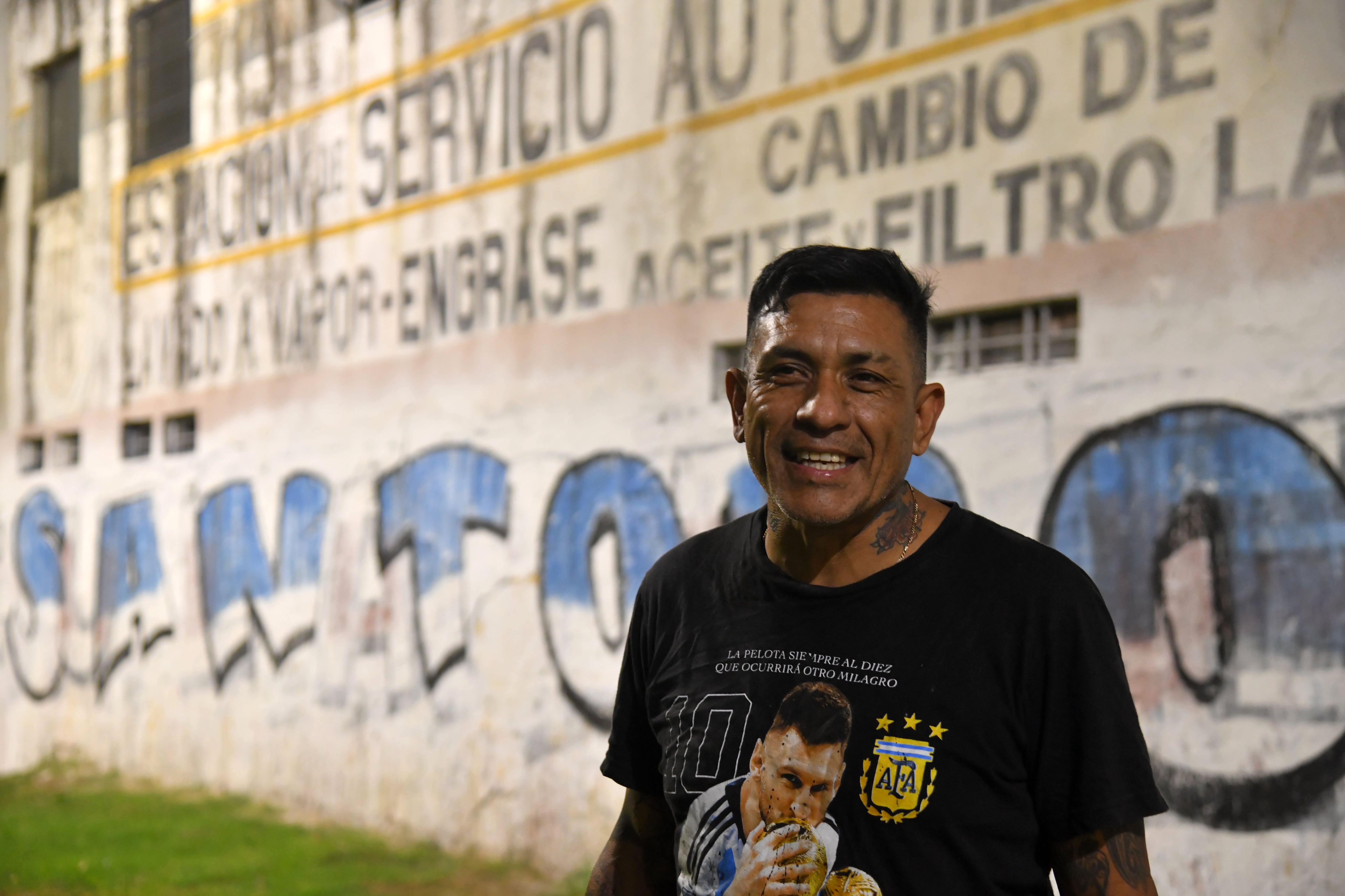 Miguel Ángel Cabral, conocido como el Chino, frente a unas pintas políticas en Bajo Flores.