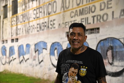 Miguel Ángel Cabral, conocido como el Chino, frente a unas pintas políticas en Bajo Flores.