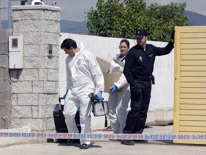 Miembros de la policía científica salen del club de alterne tras recoger pruebas en el escenario del asesinato.