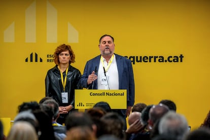 El presidente de ERC, Oriol Junqueras, junto a la secretaria general del partido, Elisenda Alamany, durante el primer Consell Nacional desde la elección de la nueva dirección del partido, este sábado en Barcelona.